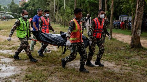 Rescatan con vida a dos hombres nueve d�as despu�s de la riada de Nepal