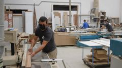 Operarios trabajando en la empresa de carpinter�a Vigo Garrote, de Nar�n