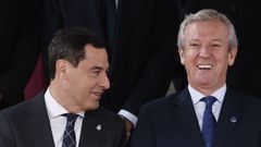 El presidente de la Junta de Andaluc�a, Juanma Moreno, y el de la Xunta de Galicia, Alfonso Rueda, tras la jura de la Constituci�n
