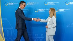 El presidente del Gobierno, Pedro Snchez, saluda a la primera ministra de Italia, Giorgia Meloni, en la cumbre celebrada en Roma para la recuperacin de Ucrania.
