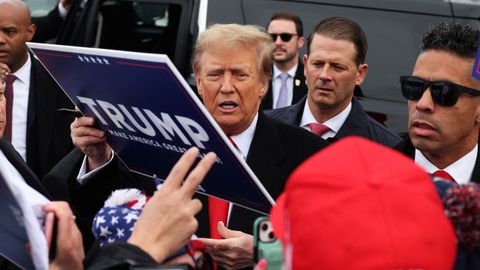 Trump saluda a sus seguidores durante una visita al colegio electoral de Londonderry.