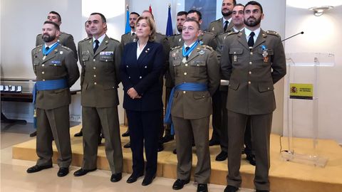 Delia Losa posa con los  miembros del Regimiento de Infanter�a Ligera Pr�ncipe n�3 condecorados con la Orden del M�rito Civil