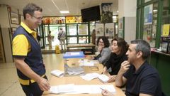 Un empleado de Correos entrega los votos por correo en el IES Arzebispo Xelm�rez, en Santiago, el pasado 28 de mayo, d�a de las elecciones municipales en Galicia.
