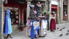 Los trajes medievales situados en el escaparate de Marilyn Coquette, una comercio local pontevedr�s especialista en corseter�a. 