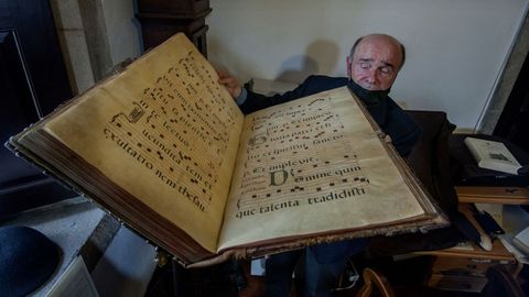 Libro de coro elaborado en un taller de Betanzos en el siglo XVIII. Estos voluminosos ejemplares destinados al canto se sosten�an en un mueble con funci�n de atril conocido como facistol.