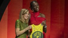 La espa�ola Awa Fam Thiam, a la derecha, posa junto a la comisionada de la Asociaci�n Nacional de Baloncesto Femenino (WNBA), Cathy Engelbert, tras ser seleccionada en el tercer lugar por las Seattle Storm en el draft de la WNBA. 