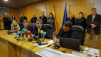 Torcuato Teixeira, en el centro, con otros miembros de la�Plataforma en Defensa de la Pesca y de los Ecosistemas Marinos en mayo del 2023.