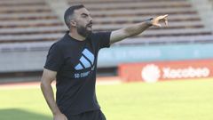 Carlos de Lerma, trasladando instrucciones a sus jugadores en un partido en San L�zaro