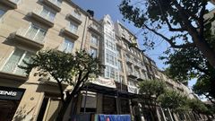 La fachada con la galera rehabilitada (en el centro) ya luce en la ra do Paseo
