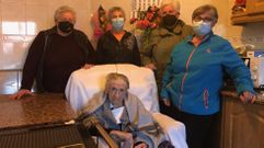 Luisa R�a rodeada de sus hijas Mar�a, Isabel, Carmen y Amalia en la casa familiar de Melide