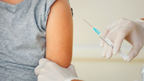 La vacuna es de una sola dosis, y únicamente hay que solicitar cita en el servicio de enfermería del centro de salud