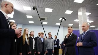 El presidente ruso, Vladimir Putin, con estudiantes y graduados durante una visita al Instituto de F&iacute;sica y Tecnolog&iacute;a de Mosc&uacute; (MIPT) en Dolgoprudny, Mosc&uacute;, el pasado mes de enero.
