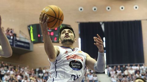 Sergi Quintela se dispone a dejar una bandeja en el partido ante el Palencia