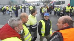 Los piquetes concentrados en el pol�gono de R�o do Pozo se turnan, d�a y noche, desde el martes