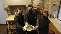 Xos� Ram�n, Hugo y Montse muestran el �okonomiyaki� de A Tuna, que, entre otras propuestas, tambi�n ofrece hamburguesas de ternera gallega y una vegana, adem�s de una cerveza artesana. �Queremos meter outras cervexas artes�s porque a xente a pide e, tendo ao lado unha vi�oteca, queremos  apoiarnos nela. A idea � facer a compra no comercio local e axudarnos entre todos�.