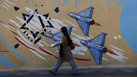 Una mujer pasa ante un mural antiisrael&iacute; en Teher&aacute;n, la capital de Ir&aacute;n.