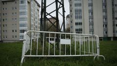 Piden la retirada de una torre de luz en Los Rosales a la que se suben los j�venes