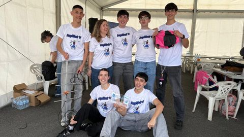 Los seis alumnos de segundo de bachillerato del IES Aquis Celenis de Caldas, con su profesora In�s Gonz�lez, ganaron la fase gallega de CanSat