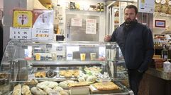 David Noya est� al frente de la Panader�a P�jaro, que abri� sus puertas en la Nave 8 de la Praza de Abastos. All� sirve cada d�a caf� y chocolate para llevar desde primera hora de la ma�ana y los desayunos se han convertido en uno de sus mayores reclamos. Adem�s venden pan y empanadas de Carral y del obrador boqueixon�s de Fachal, as� como churros, boller�a y distintos dulces.