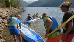 Participantes en un recorrido en kayak por Mi�o saliendo de A Maiorga, en Pant�n