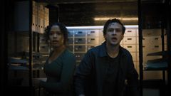 Zoey Davis (interpretada por Taylor Russell) y Ben Miller (Logan Miller), en una escena del filme &laquo;Escape Room 2&raquo;.