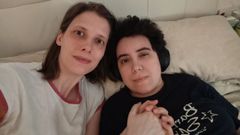Laura Cayuela, acompa&ntilde;ada por su mujer y cuidadora&nbsp;Sara-Jayne Slack (a la izquierda), que har&aacute; un reto solidario para visibilizar la encefalomielitis mi&aacute;lgica-