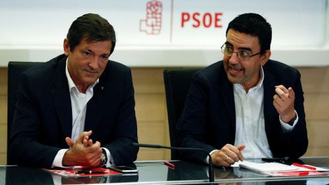 Javier Fern�ndez y Mario Jim�nez, en una reuni�n de la gestora del PSOE