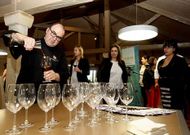 El barista �scar de Toro escancia una infusi�n de caf� como paso previo a la degustaci�n del pescado