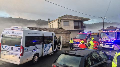 El bus colision� contra la capilla de San Roque, en Pazos de Arenteiro (Bobor�s)