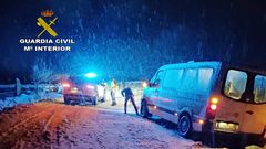 La Guardia Civil auxilia a dos personas mayores atrapadas en una furgoneta por la nieve en Rodeiro