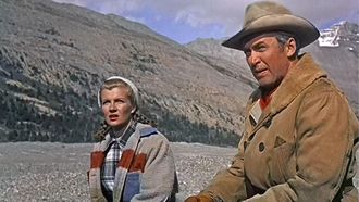 Corinne Calvet y James Stewart, en una escena de la pel�cula �Tierras lejanas�
