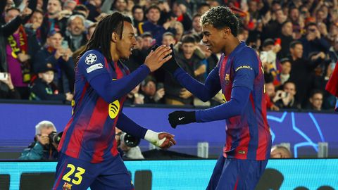 Kound� festeja con Lamine Yamal el primer gol del Barcelona