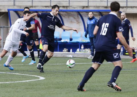 El jugador lemista, Quini Cotarelo, conduce el bal�n el domingo en el campo de Ribela. 