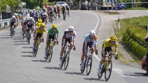 El pelot�n de ciclistas a su paso por Xunqueira de Espadanedo