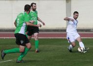 Diego Arias, a la derecha, conduce el bal�n en el campo municipal de A Pinguela en la liga. 