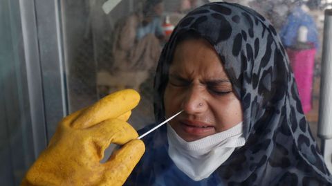 Un paramedico realiz�ndole un test a una mujer paquistan�
