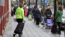 Numerosos ciudadanos hacen cola ante un supermercado para hacer la compra en Gij�n, en medio del confinamiento por la pandemia