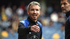 Rubn Domnguez, entrenador del Pontevedra, da una instruccin a un jugador, en presencia de Moncho Martnez, entrenador de porteros