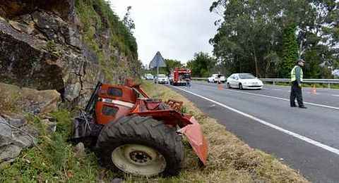El veh�culo qued� totalmente destrozado en la ca�da.