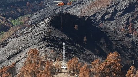Captura de un vdeo de Naturgy que recoge la reconstruccin de un tendido quemado en Cereixido (Quiroga)