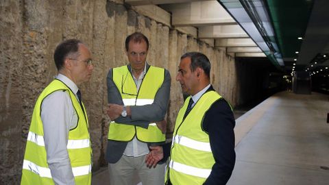 El presidente de Adif, Juan Bravo (i), el consejero de Infraestructuras, Ordenaci�n del Territorio y Medioambiente, Fernando Lastra (d), y el alcalde de Langreo, Jes�s S�nchez (c), conversan en la estaci�n subterr�nea de La Felguera. 