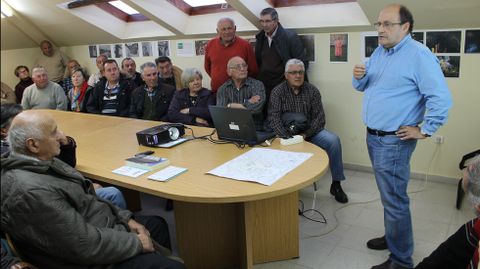 M�ximo Bra�a informa sobre la polilla guatemalteca a los vecinos de Montiana