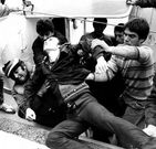 Marineros del Cason son evacuados a tierra.