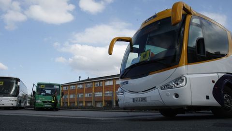 Veh�culos de transporte escolar ante el colegio A G�ndara, uno de los centros para los que se pide un servicio de madrugadores