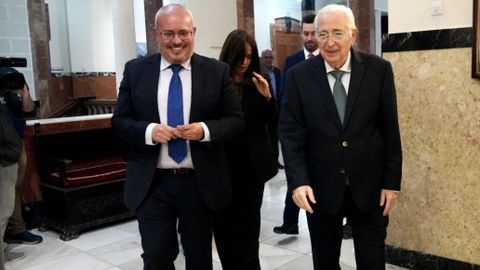 El presidente de la Red de Juder�as de Espa�a, C�sar Fern�ndez (izquierda), durante su visita institucional a Meilla, con el presidente de la Ciudad Aut�noma, Juan Jos� Imbroda.