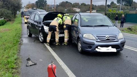 Accidente con varios coches implicados en la carretera AC-566, en la parroquia de Narón