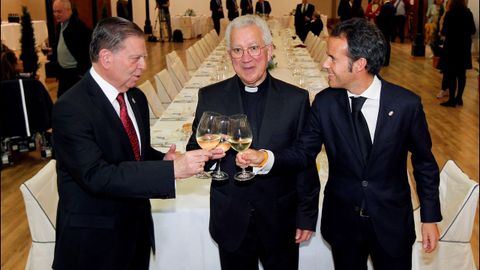 El alcalde, Alfredo Canteli (i), acompa�ado del vicario general de la Di�cesis de Oviedo, Jorge Fern�ndez (c) y el portavoz de Ciudanos y socio en el gobierno, Ignacio Cuesta (d), brindan antes de asistir al almuerzo en la plaza de Trascorrales junto a la corporaci�n y de Cabildo de la catedral de Oviedo
