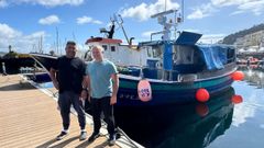 Jos Siaba y Carlos Lago, en el puerto de Muros