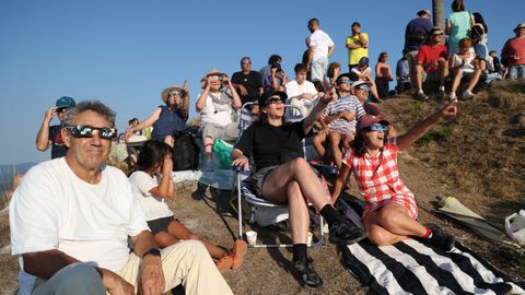 Gente disfrutando del eclipse desde el Pico Sacro