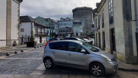 Coches aparcados en la plaza de Santa Mara.